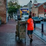 Moving Etiquette: How to Be a Good Neighbor During the Relocation Process